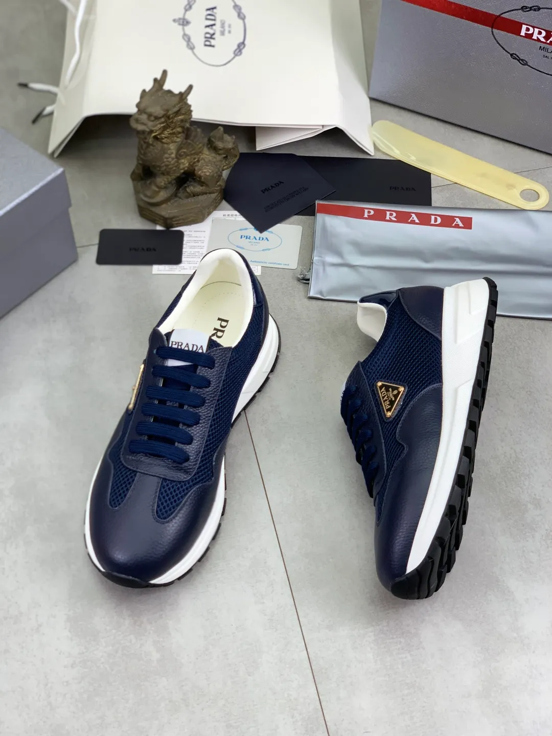 Men's shoes 💰P560💰[New style] popular models are on the official website, 🆘 Trendy brand (Prada) mainly promotes popular models, avant-garde and versatile fashion men's shoes private version mold opening, cowhide surface splicing 1:1.. Fashionable and simple, original imported cowhide lining cowhide feet; the atmosphere and personality are more fashionable, eye-catching and pursuing class. It will subvert the old idea and be a must-have for fashionistas with you! Must keep it for yourself! Tall and comfortable, large and low, high-end quality workmanship. Number of yards: 38-45 4️⃣optional.